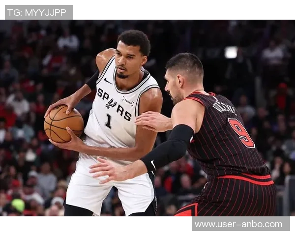 文班亚马半场表现稳健12分2板2助1帽但空位投篮未能把握机会